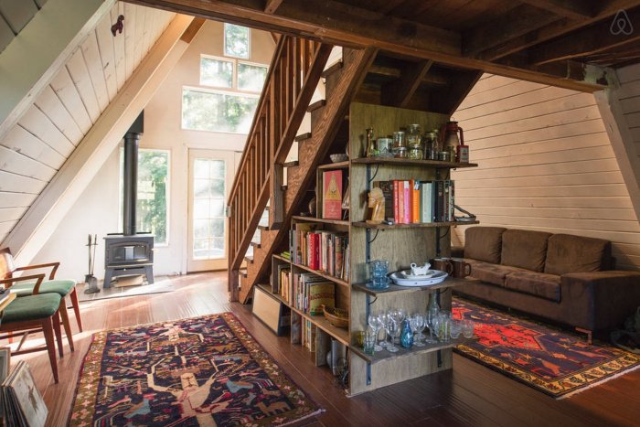 Маленький домик в лесу интерьер