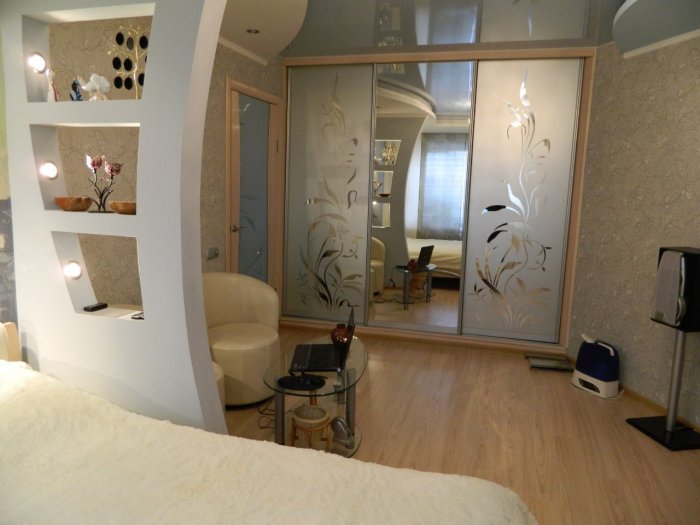 Встроенный шкаф-купе в гостиную в хрущевке