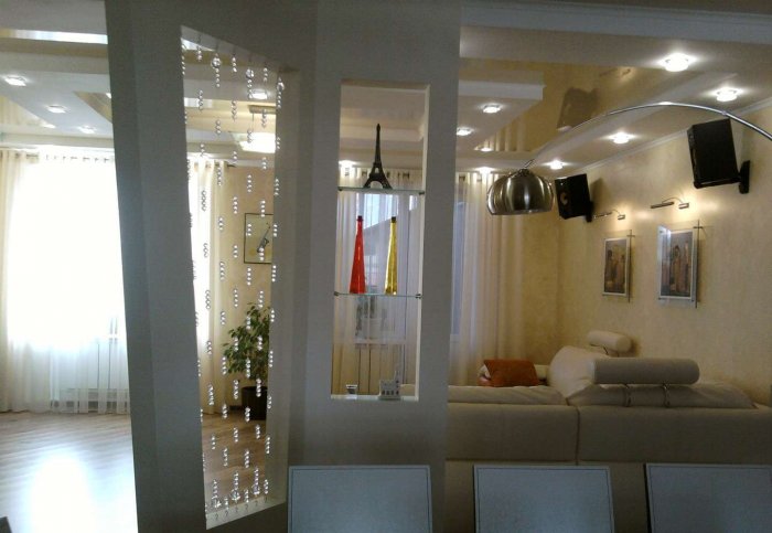 Перегородка между залом и коридором