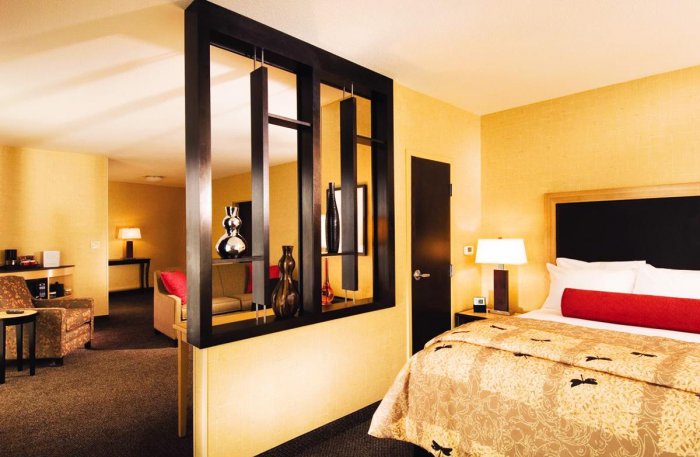 Перегородка в спальне гостиной