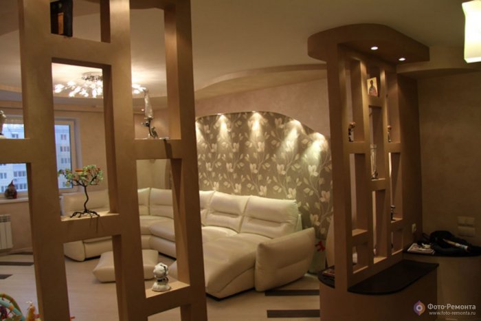 Гипсокартоновая перегородка в гостиной