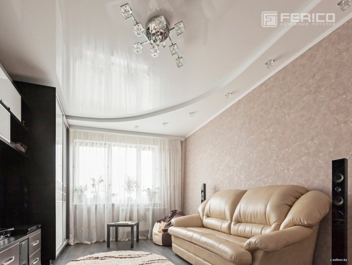 Двухуровневый натяжной потолок в зале