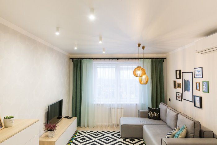 Натяжной потолок в маленькую гостиную