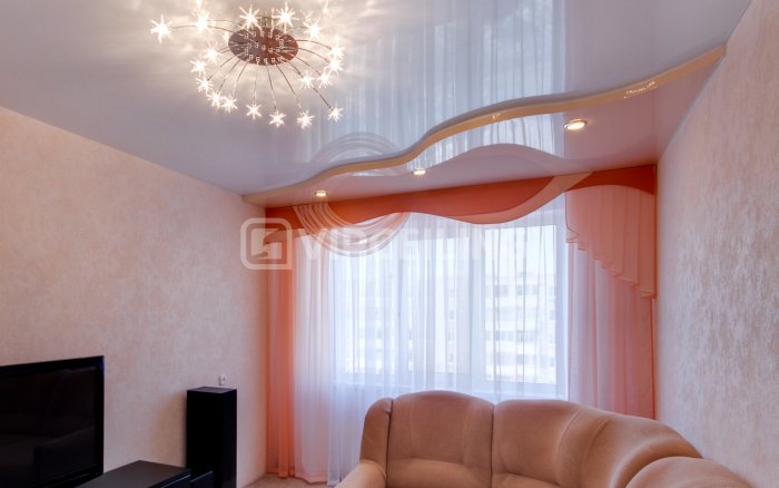 Глянцевый потолок в зале