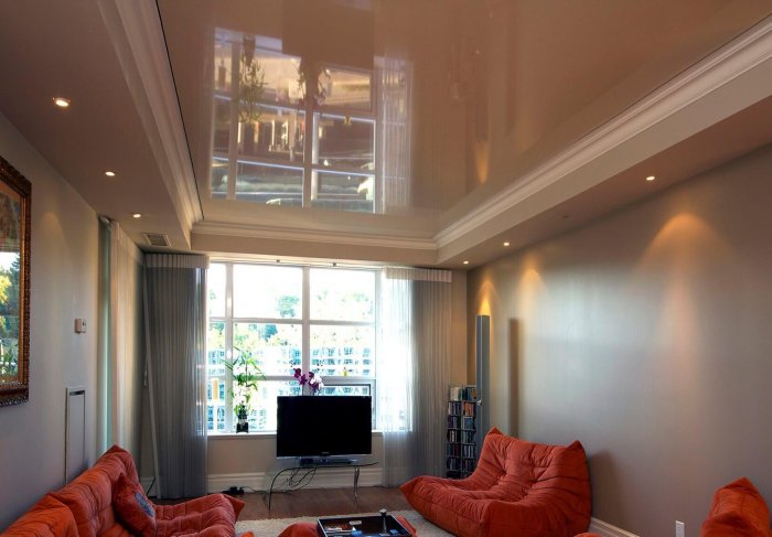 Глянцевый потолок в зале