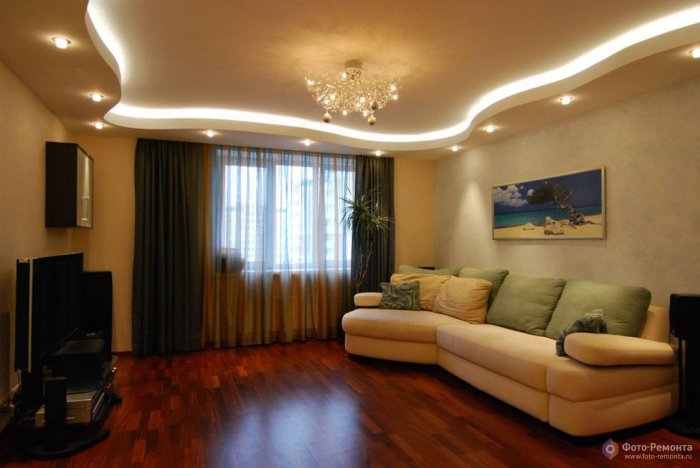 Натяжной потолок в зале