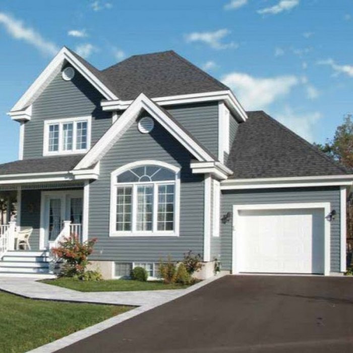 Светло-серый фасад дома