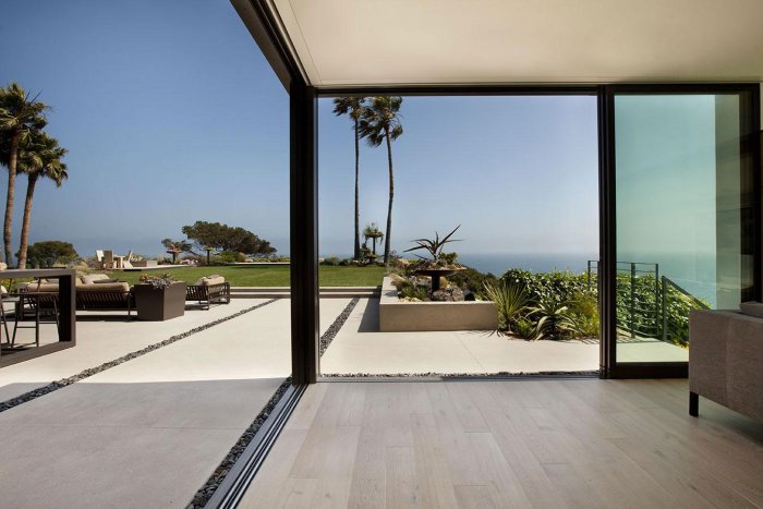 Дом с панормаными окнами в Лос Анджелес