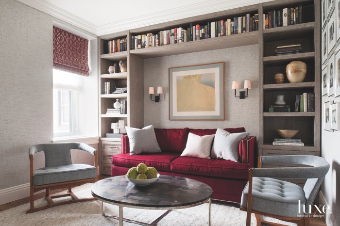 Стеллаж над диваном