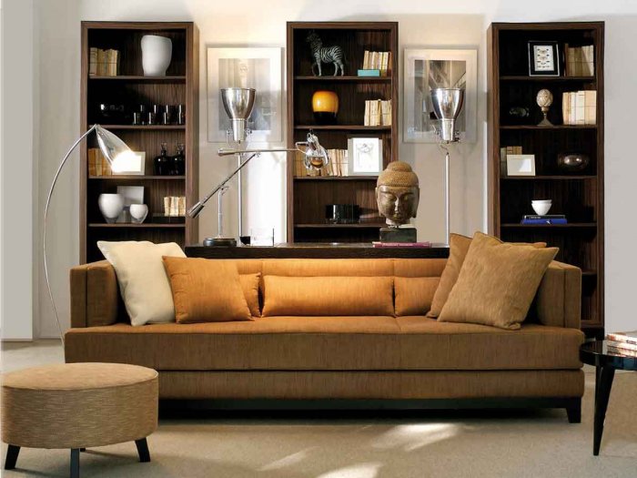 Полка за диваном в гостиной