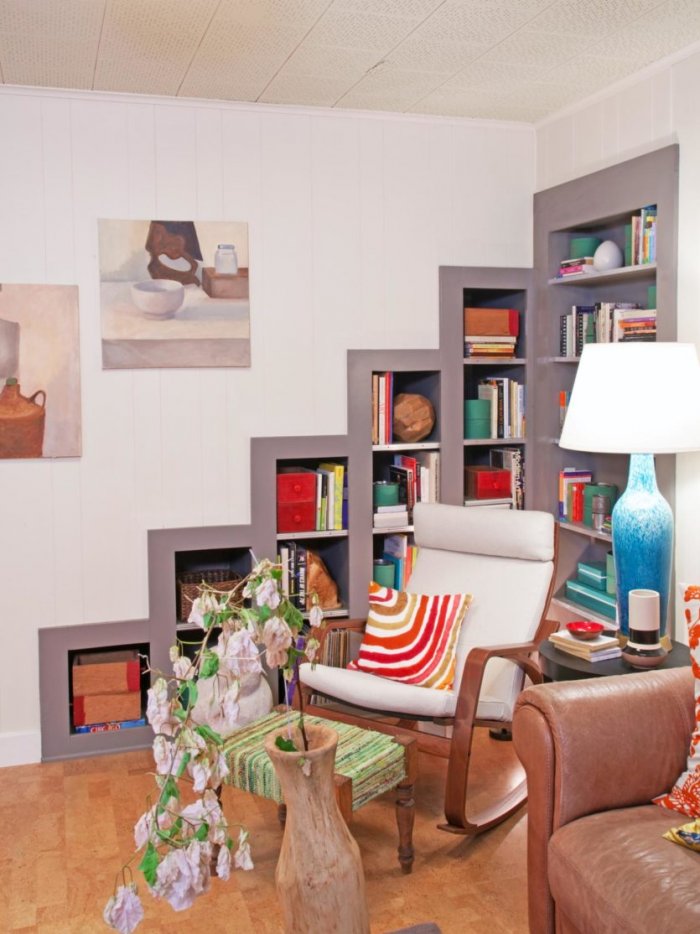 Интерьер гостиной с полками