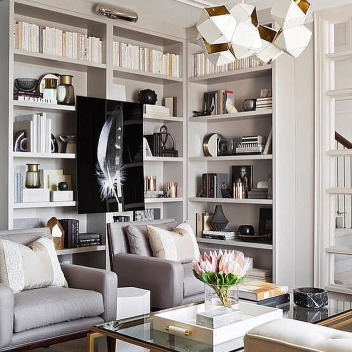 Гостиная с книжными стеллажами