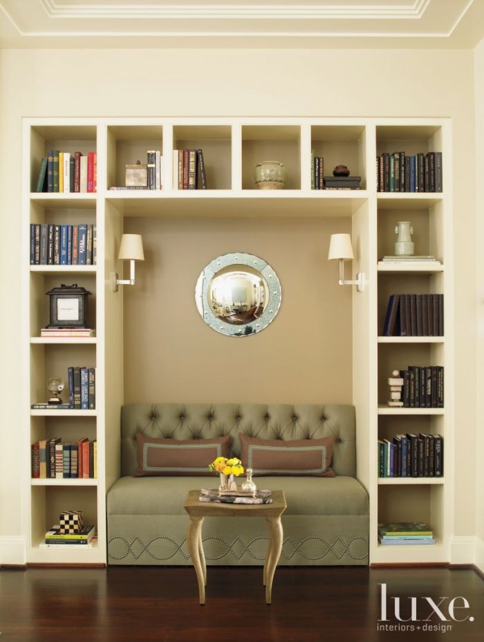 Стеллаж над диваном