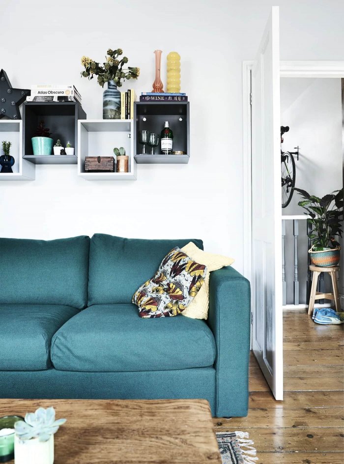 Стеллаж икеа за диваном