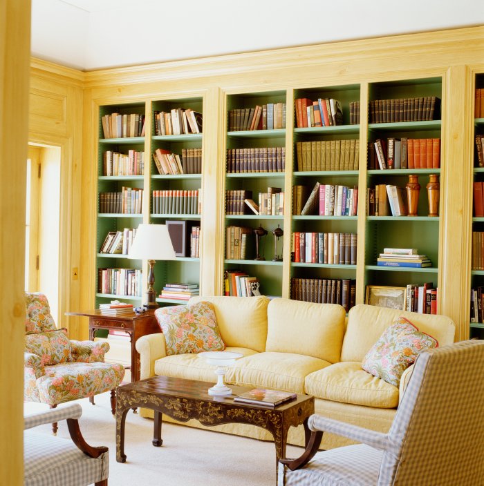 Книжный стеллаж за диваном