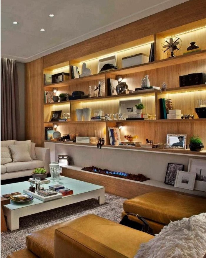 Открытые стеллажи в интерьере гостиной