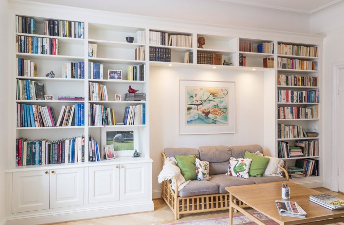 Маленькая гостиная с книжным шкафом
