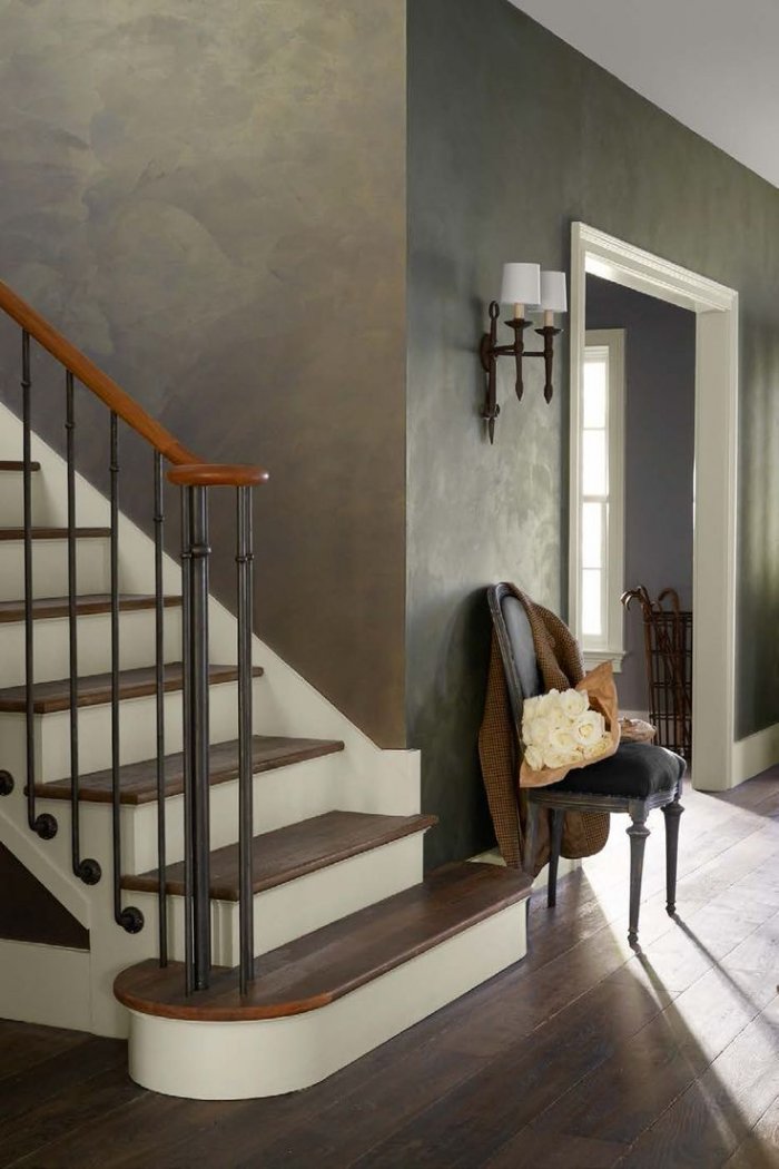 Декоративная штукатурка в интерьере лестницы