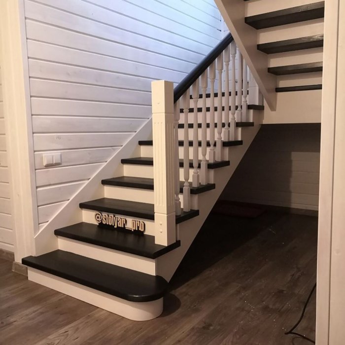 Лестница с белыми подступенками