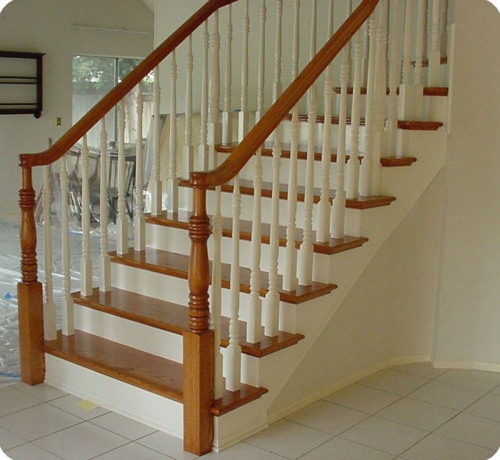 Лестница на второй этаж с балясинами