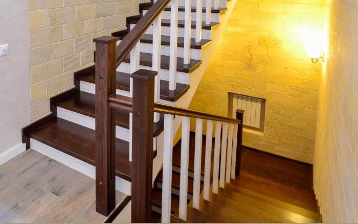 Деревянная лестница на второй этаж в частном доме