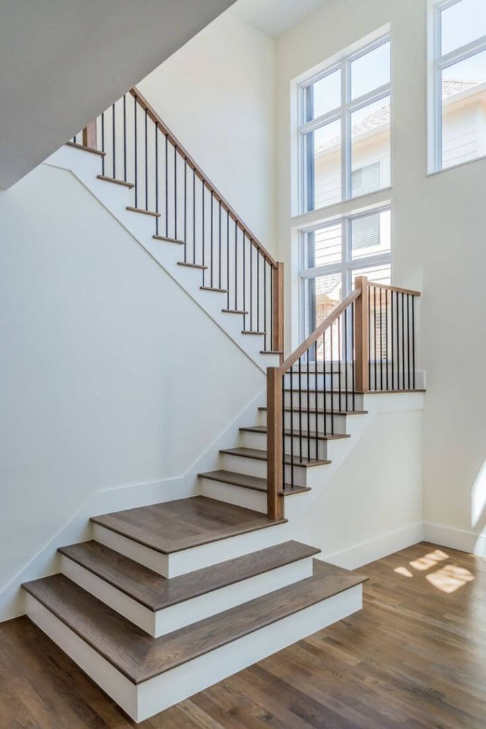 Лестница в светлых тонах