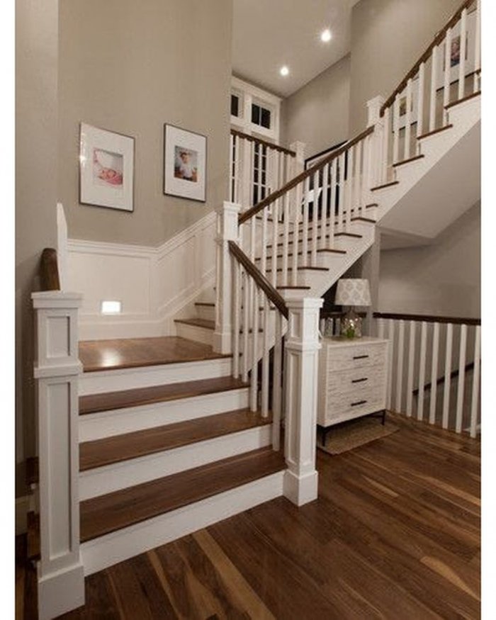 Деревянная лестница в интерьере