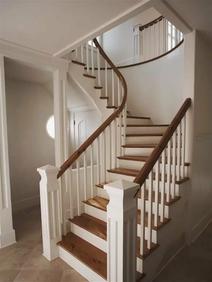 Белая деревянная лестница