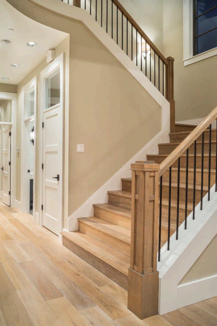 Бежевые деревянные лестницы