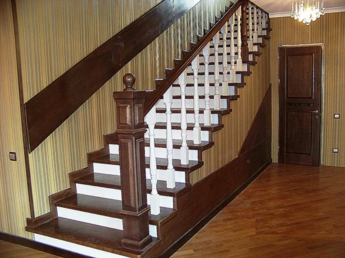 Покрасить деревянную лестницу