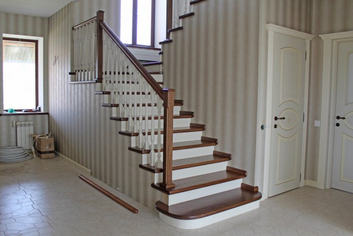Лестница белая с коричневым