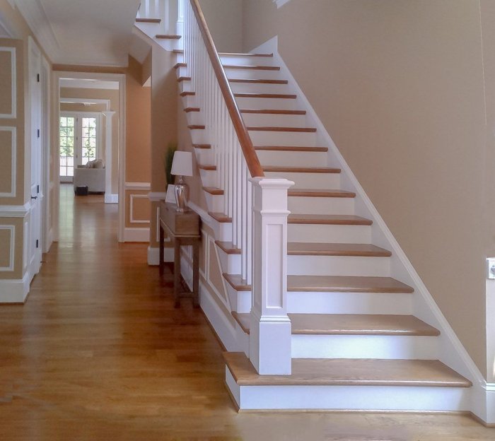 Светлая деревянная лестница