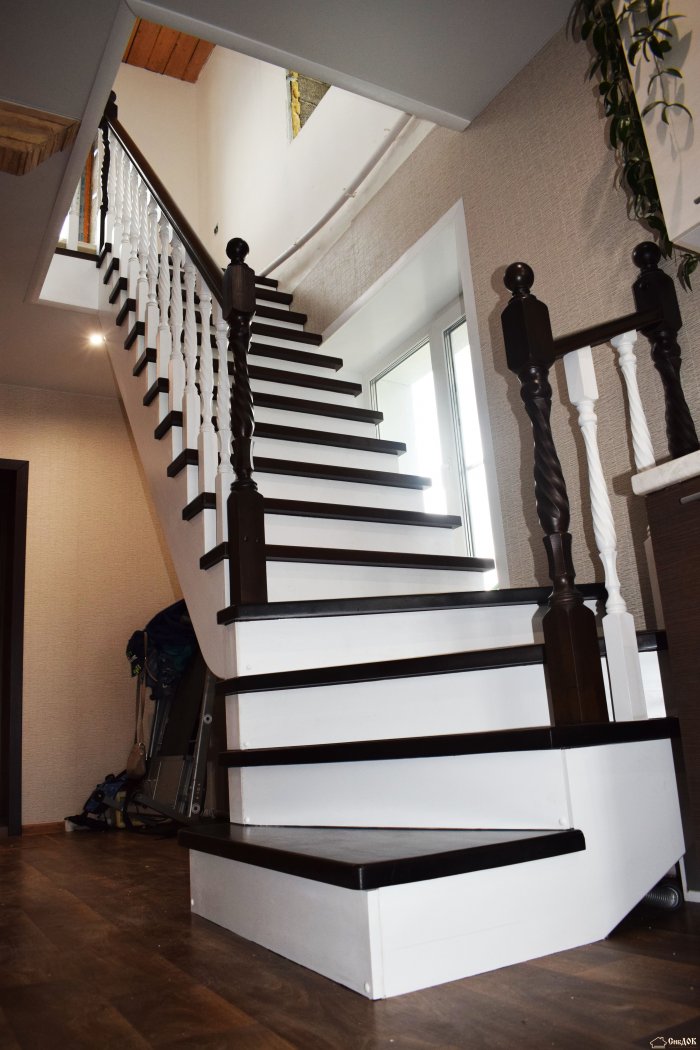 Лестница белая с коричневым