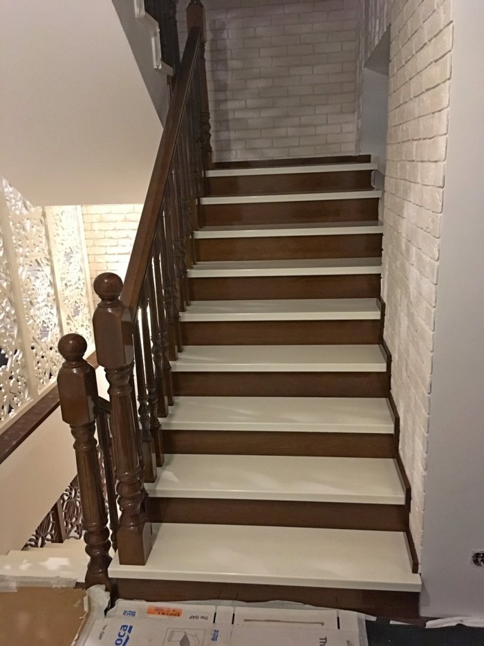 Деревянная лестница бело коричневая