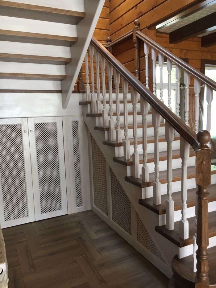 Лестница с комбинированными балясинами