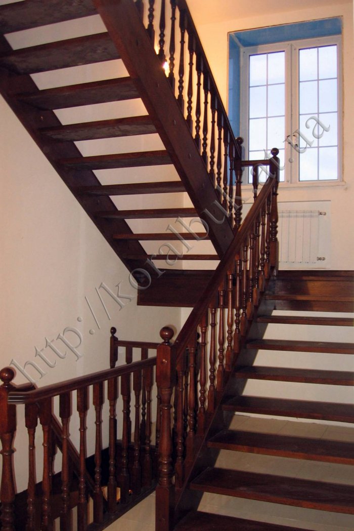 Лестница деревянная двумя цветами