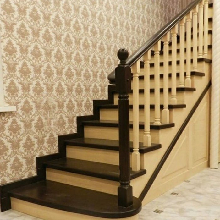 Двухцветная лестница из дерева