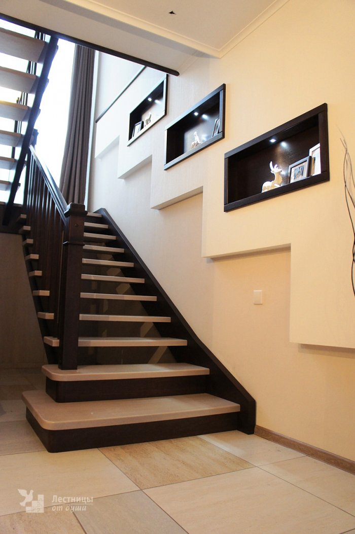 Лестница в коричневом цвете