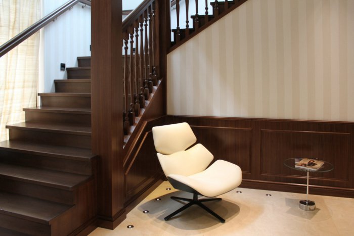 Лестница на второй этаж коричневая