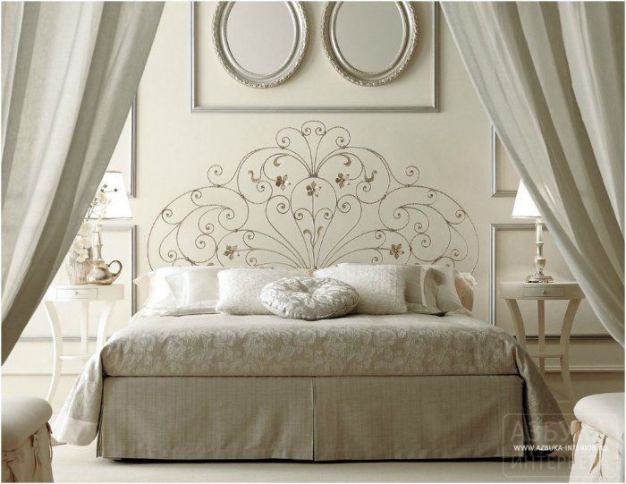 Кровать с кружевным изголовьем