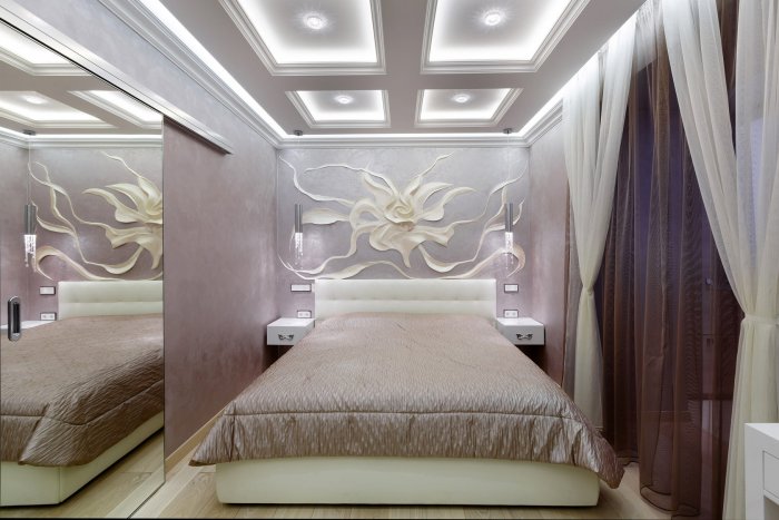 Лепнина на стенах над кроватью