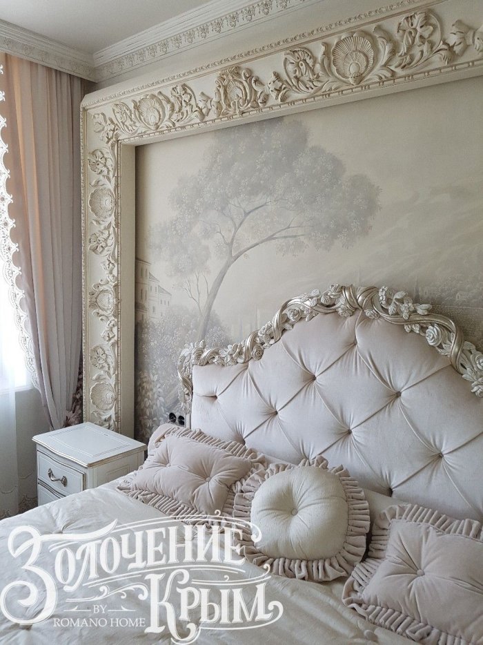 Лепнина над изголовьем кровати