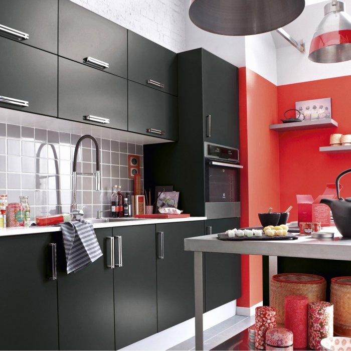 Кухня в серо красных тонах