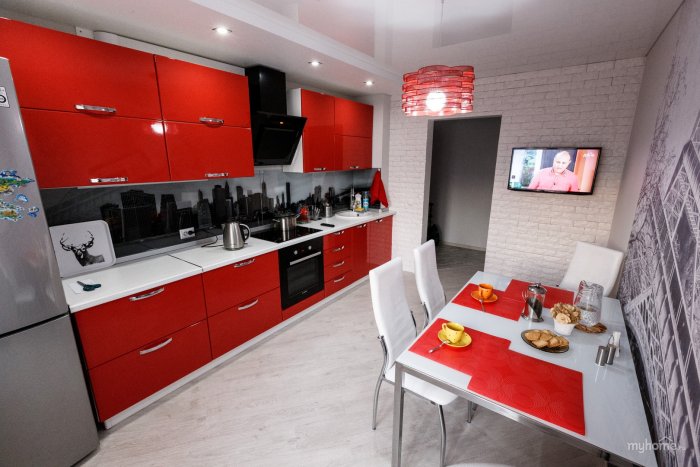 Интерьер кухни в квартире 12 кв.м в Красном цвете
