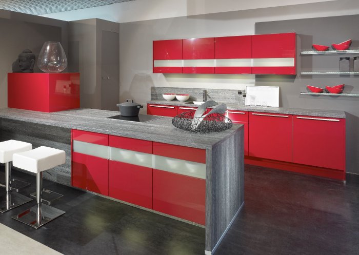 Красно серая кухня