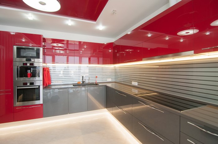 Кухня в серо красных тонах