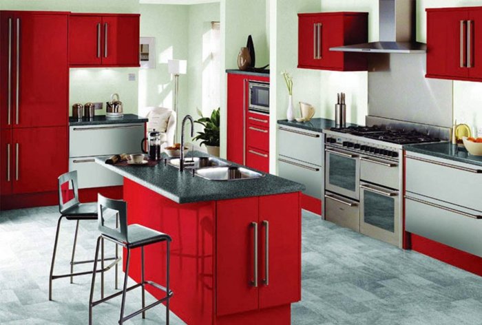 Серо красный интерьер кухни