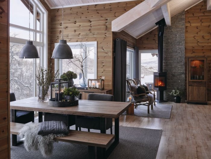 Камин в доме спанорамными оенами