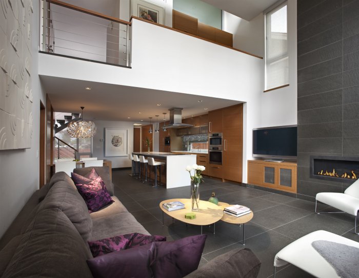 Двухуровневая кухня гостиная