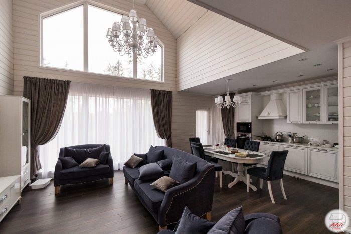 Интерьер кухни-гостиной со вторым светом
